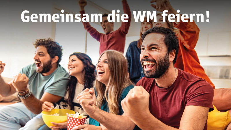 Eine Familie fiebert vor dem Fernsher für die Mannschaften