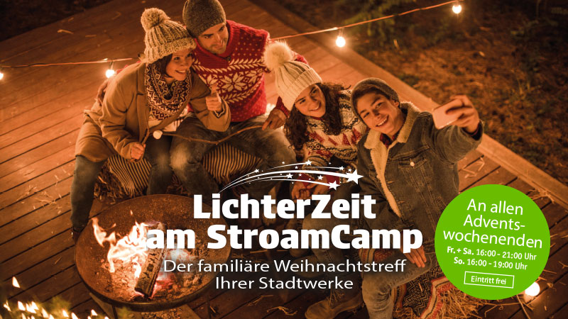 Eine Frau umarmt lächelnd einen Baum