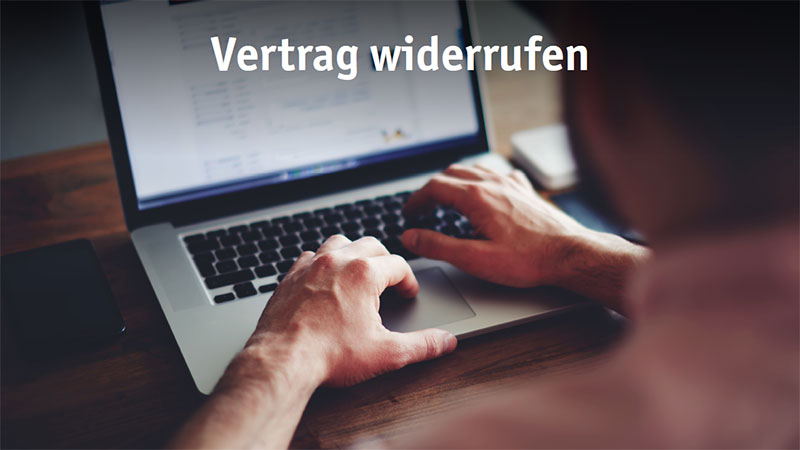 Ein Mann sitzt am Laptop und tippt auf der Tatstatur