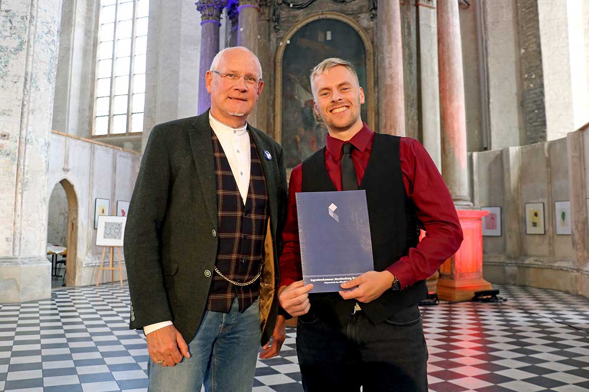 Lukas Geschke hält den preis in der Hand