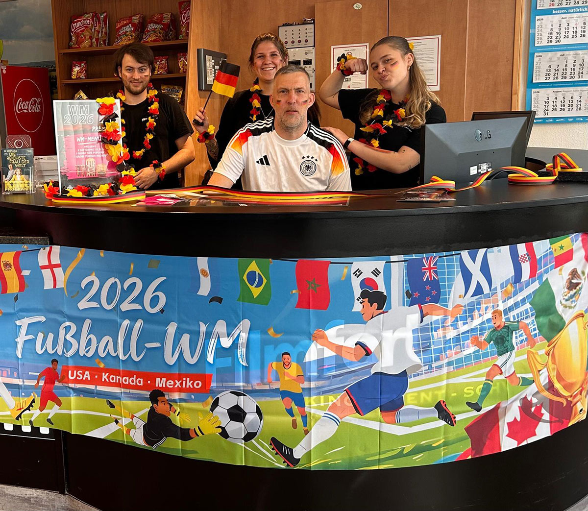 Das Team des FilmforUM im WM-Fieber. Am 20. Juni bauen sie die mobile Großleinwand am Wassersportzentrum auf.