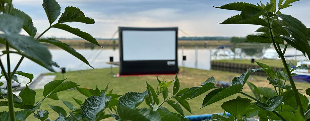 Große Leinwand auf dem Wassersportzentrum
