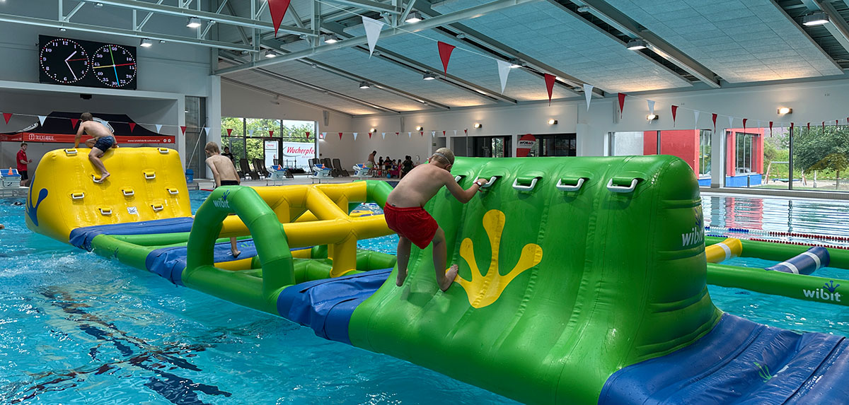 Kinder turnen auf Spielgeräten im Aquarium