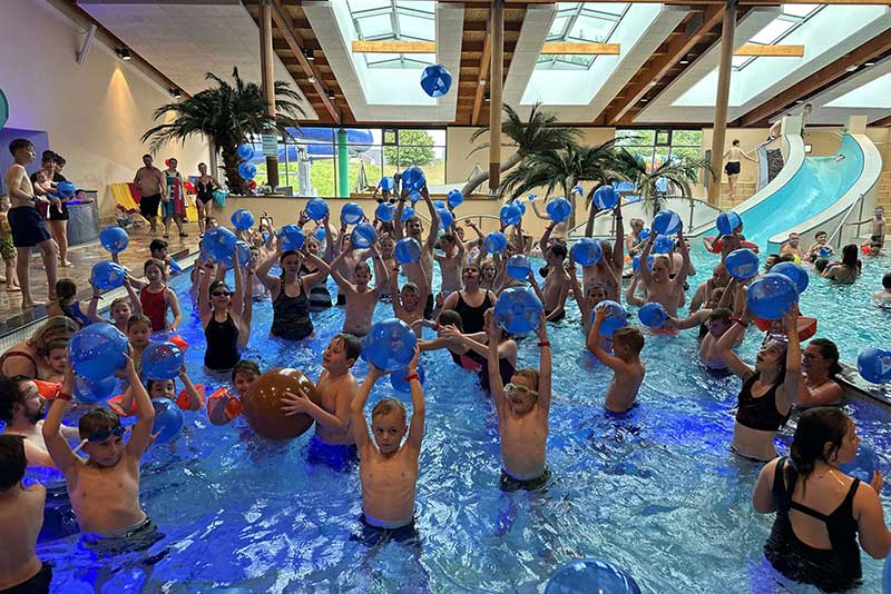 Viele badende Gäste im Aquarium