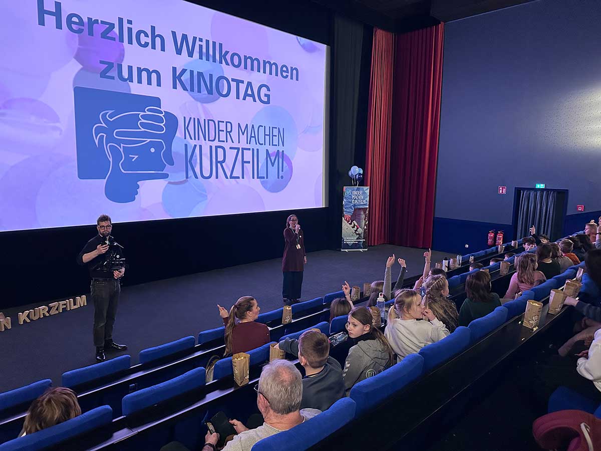Kinder im Kino, ihnen wird erklärt - Wie  entsteht eigentlich ein Film