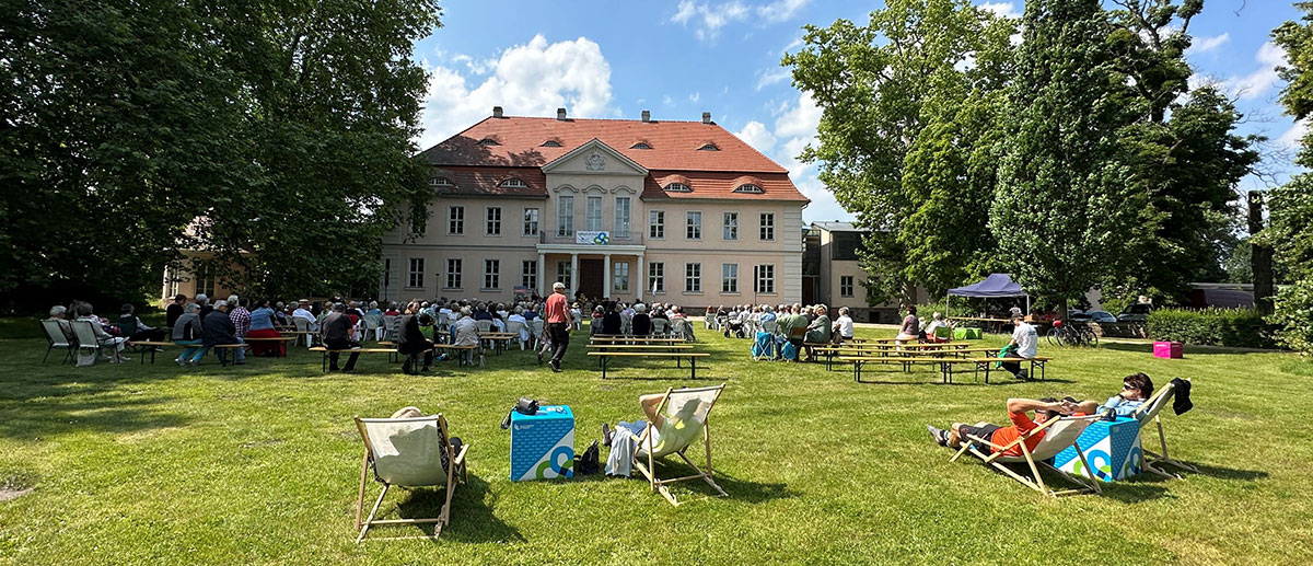 Personen auf dem Liegestuhl beim Parkkonzert in Criewen