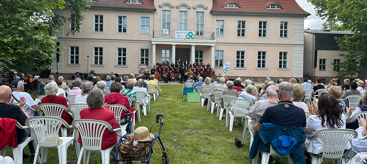 Klassik unter freiem Himmel - Viele Gäste schauen zu.