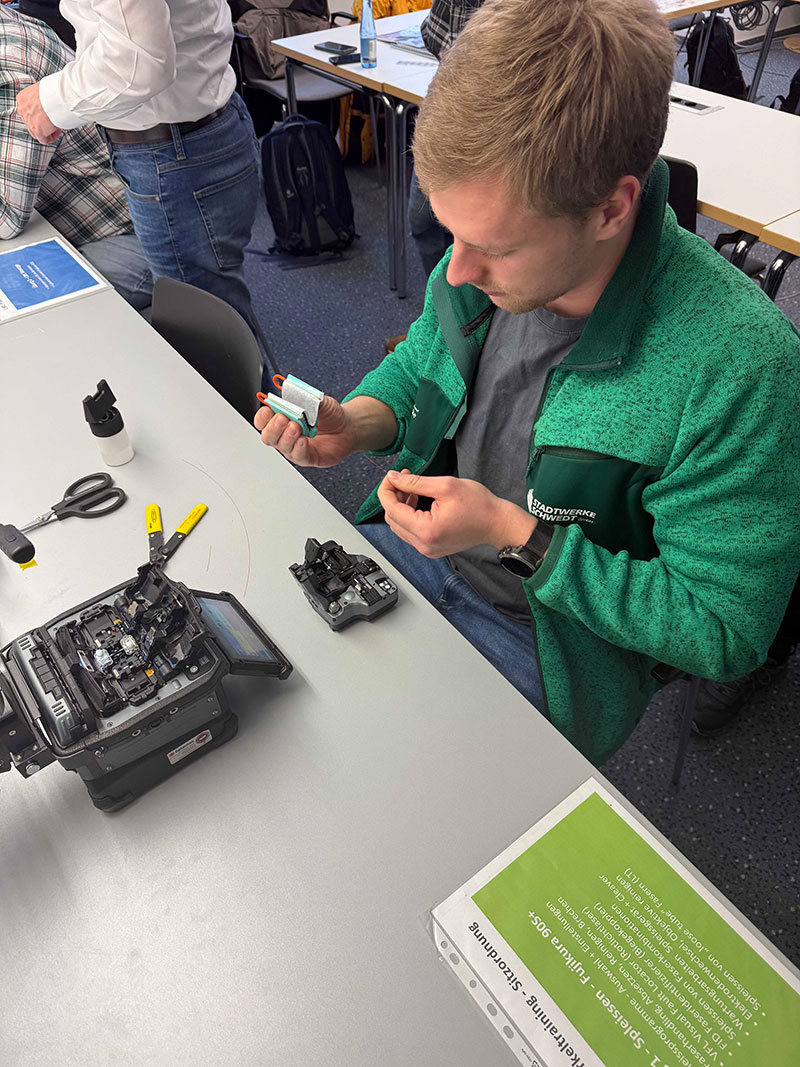 auszubildende in der Schule mit Praxisunterreicht