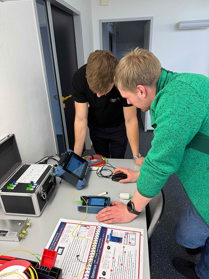 2 Personen vor einem digitalen Messgerät