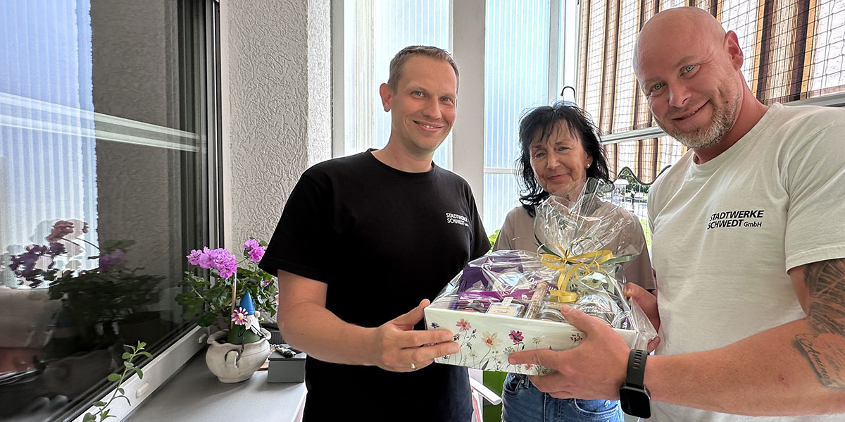 Einer Kundin wird Gratuliert mit einem Präsentkorb