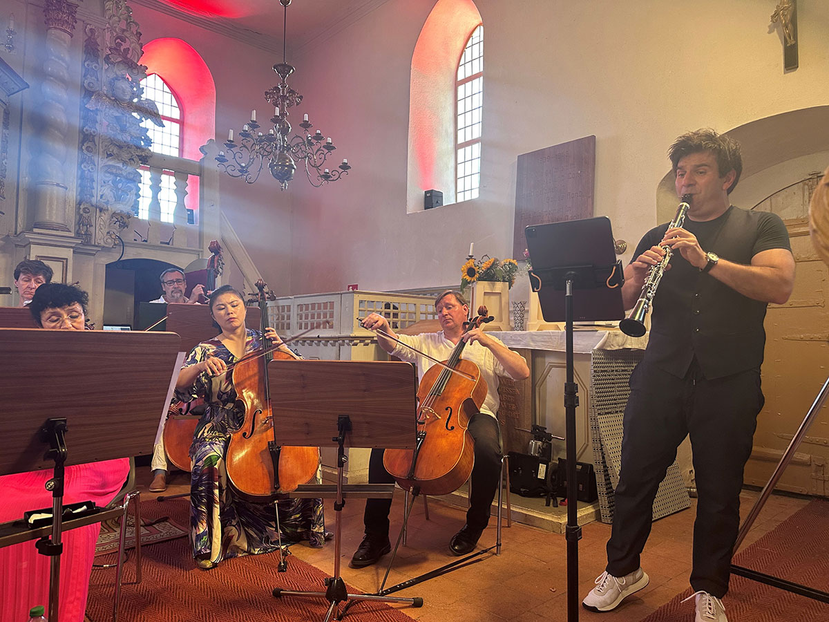 Preußische Kammerorchester unter der Leitung von Aiko Ogata in der Schlosskirche Criewen