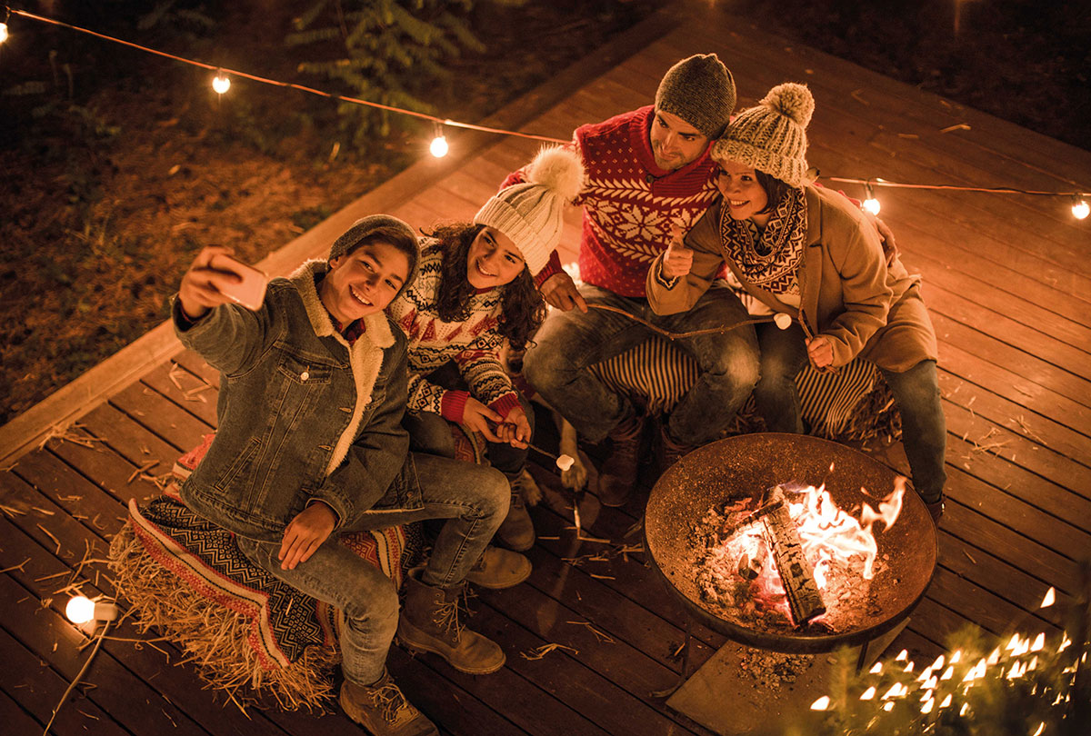 Feiernede Personen bei der Lichterzeit am StroamCamp