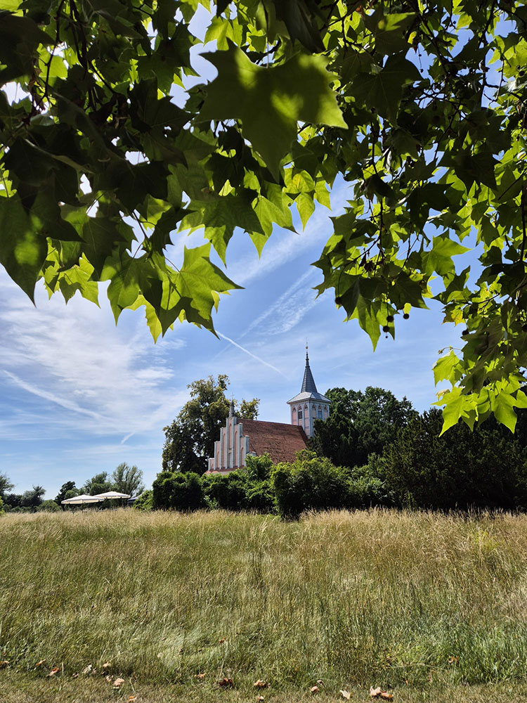 Die Schlosskirche in Creiwen von aussen