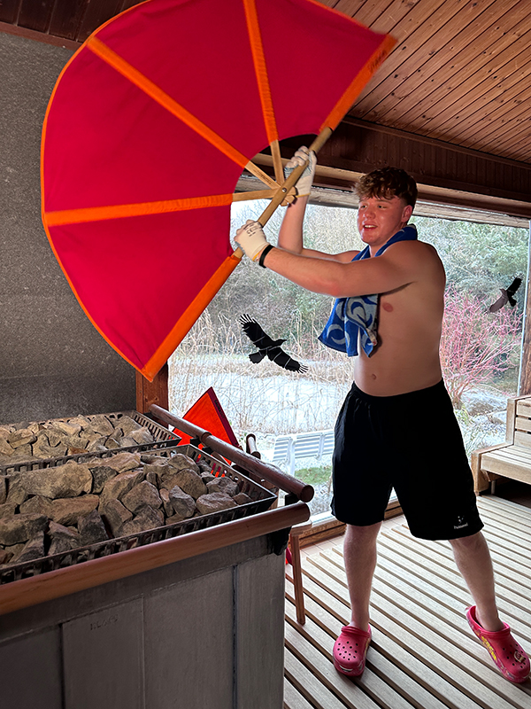 Max König befindet sich im 2. Ausbildungsjahr zum Fachangestellten für Bäderbetriebe und wird zur Saunanacht im AquariUM Aufgüsse mit unterschiedlichen Düften durchführen.