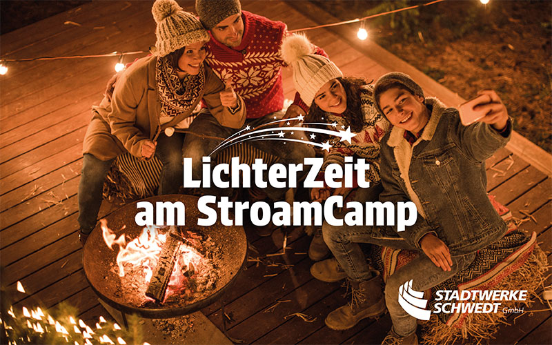 Feiernede Personen bei der Lichterzeit am StroamCamp