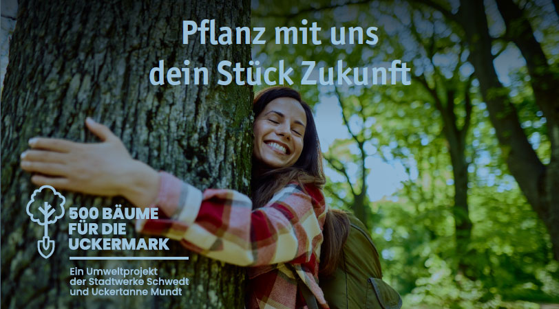 Eine Frau umarmt lächelnd einen Baum